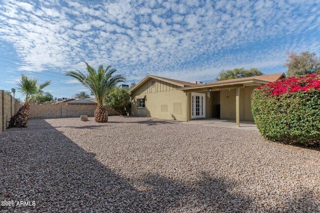 Building Photo - 1611 E El Parque Dr