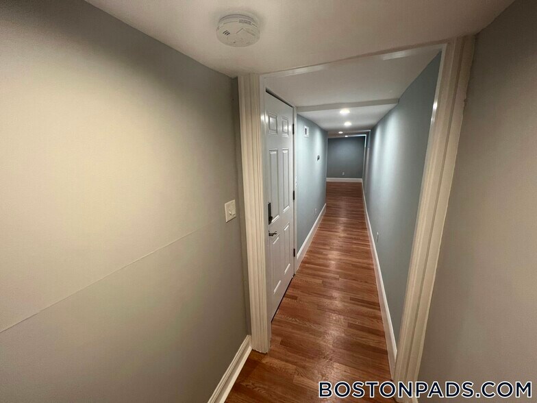 Building Photo - 33 Hancock St