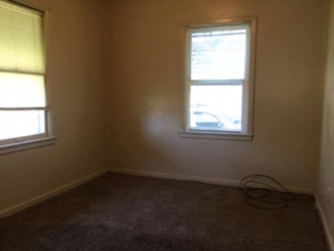 Building Photo - AVAILABLE 10/1