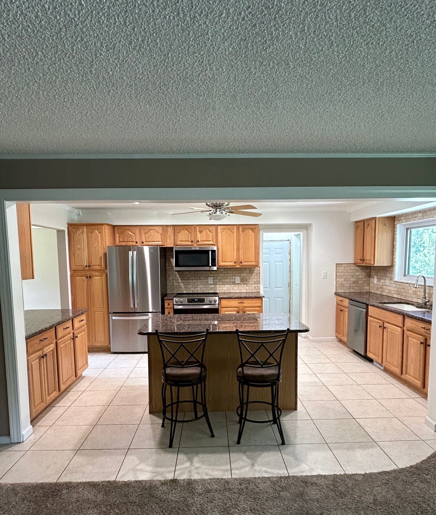 Kitchen - 2558 Avonhurst Dr