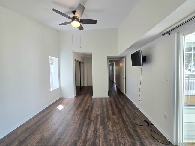 Building Photo - 3431 Lakeside View Dr