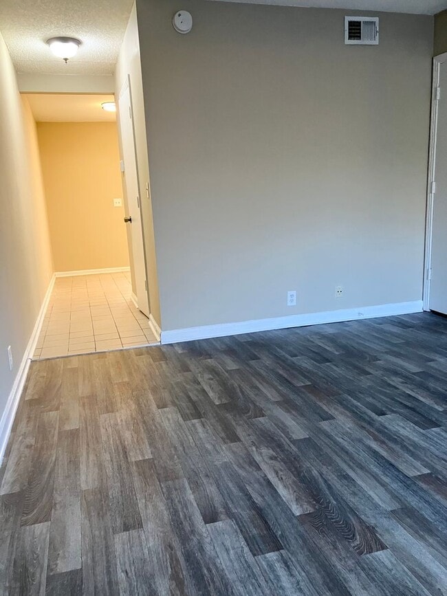 Building Photo - 2 story end unit condo - 1 month free