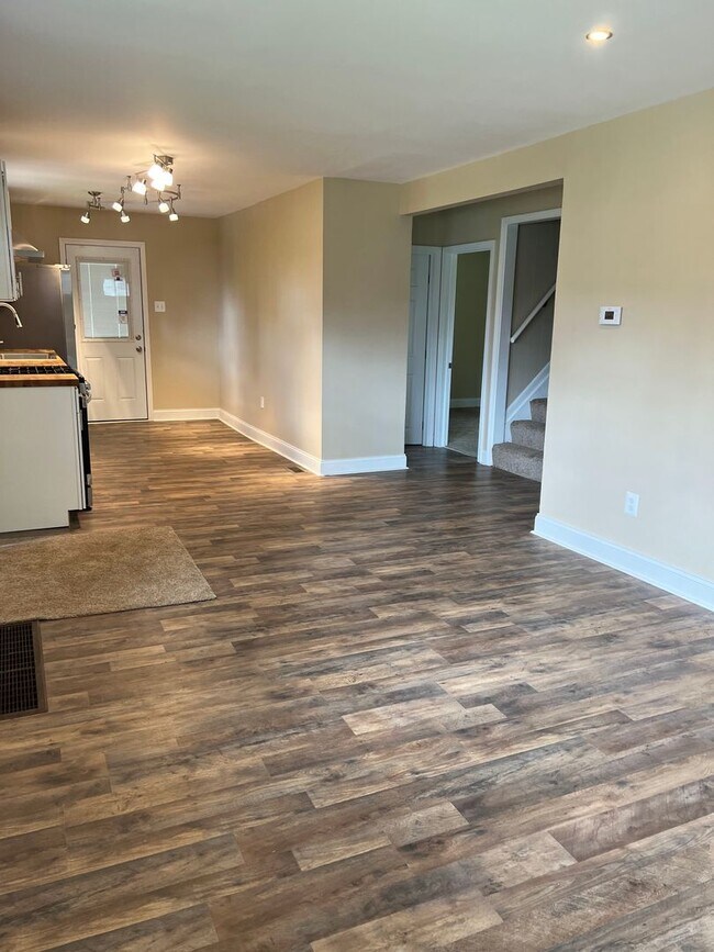 Building Photo - 4 Bed/1 Bath Home in Penn Hills-Completely...