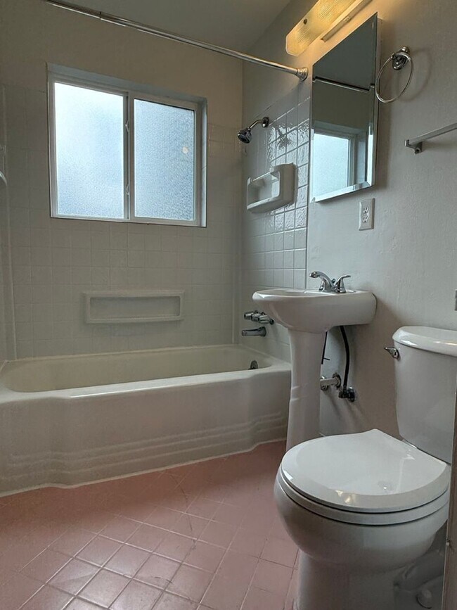 Building Photo - 1535-1537 California Ave SW (OTP)