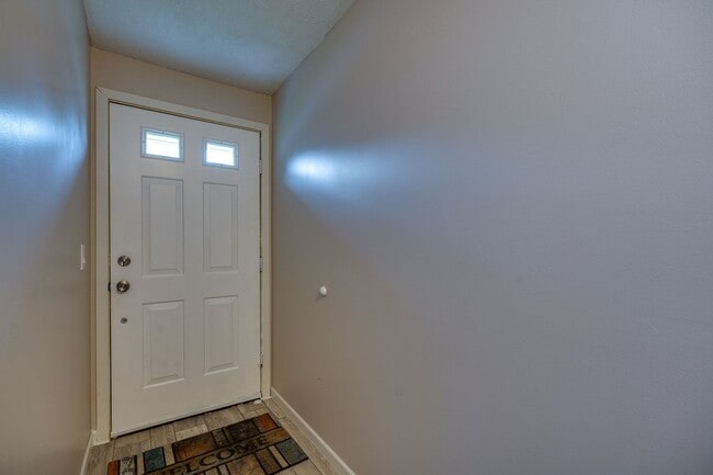 Building Photo - COME SEE THIS BEAUTY!