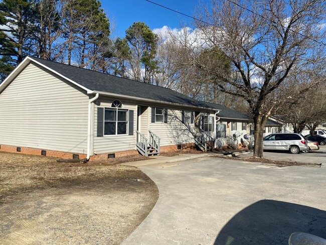 Primary Photo - 2bd/1ba Apt. close Downtown Salisbury & ea...