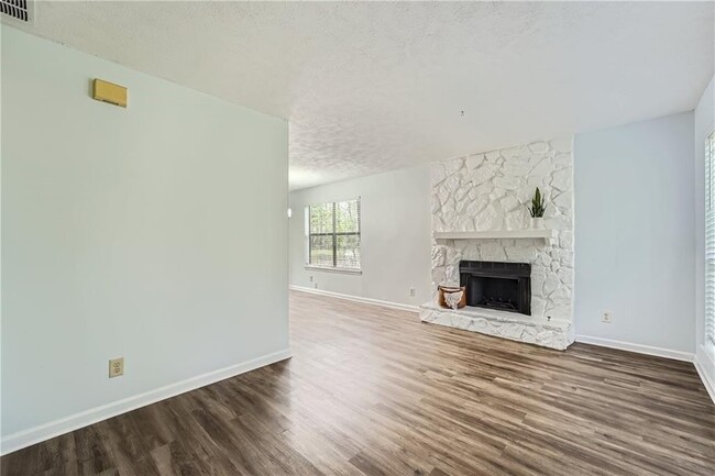 Building Photo - 3020 Woodland Dr NW