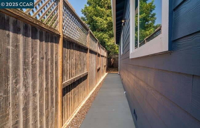 Building Photo - 18 Del Sol Ct