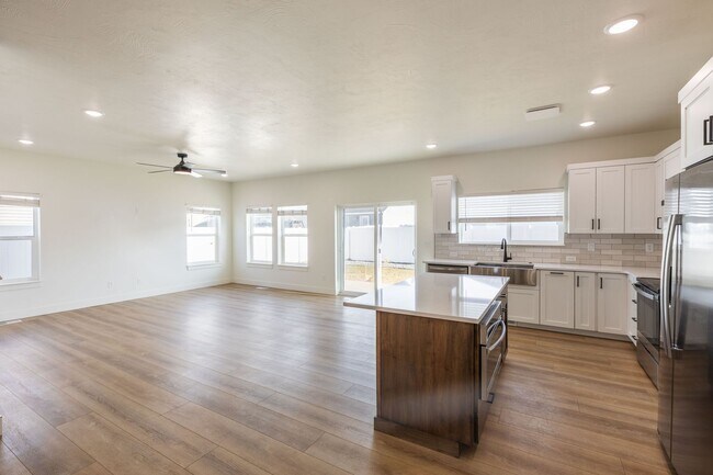 Building Photo - TWIN HOME FOR RENT IN SUGAR CITY - 3 BEDROOMS 2 FULL BATHROOMS