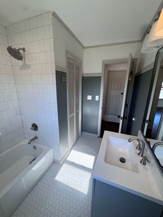 Building Photo - Updated Midtown Bungalow Charmer! 2 Bed 1 ...