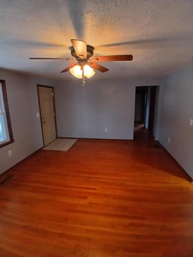 Building Photo - 1159 S Main St