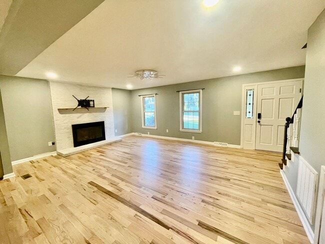 Building Photo - Welcome to this stunning 3-bedroom, 2.5-ba...
