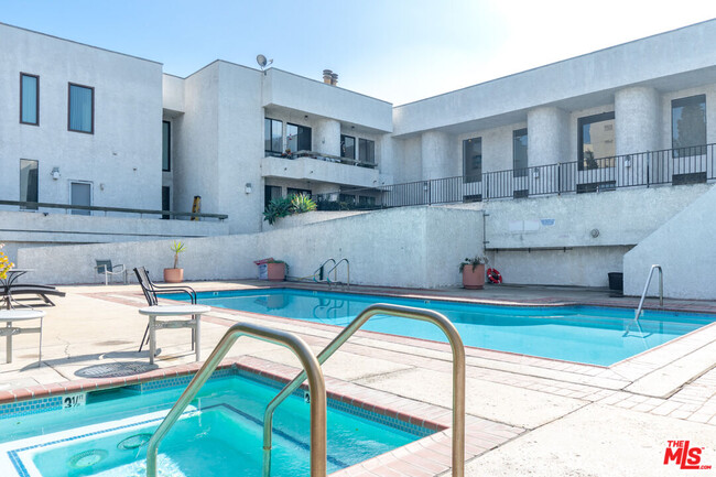 Building Photo - 10861 Moorpark St