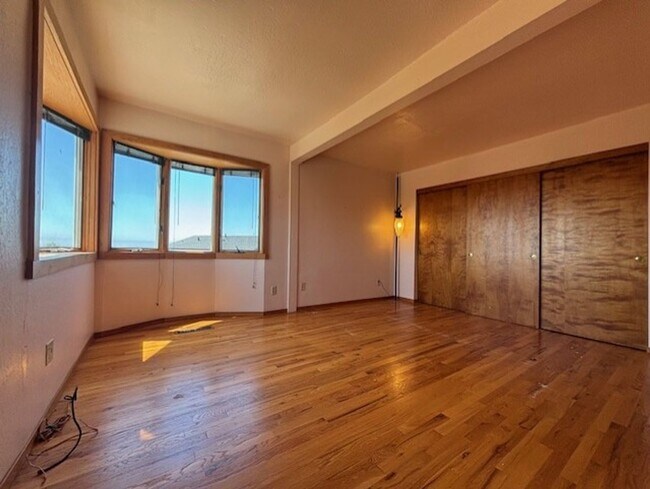 Building Photo - Stunning Hilltop Retreat with Panoramic Oc...