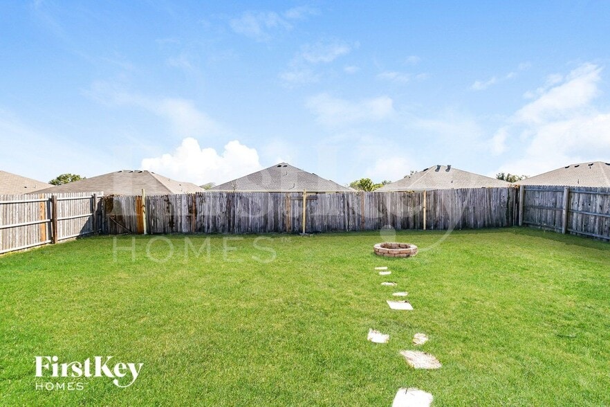 Building Photo - 1818 Willowbrook Dr