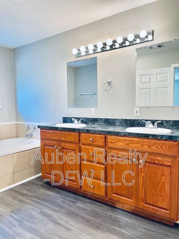 Building Photo - 206 Honey Bee Dr