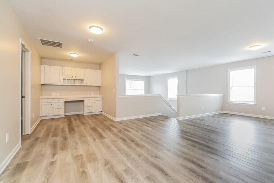 Building Photo - 361 Southgate Dr