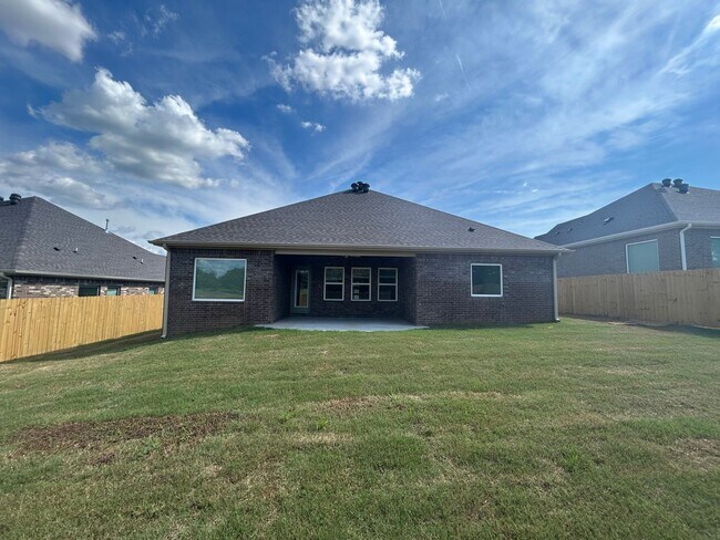 Building Photo - Beautiful Bentonville Home! 4 Bedrooms, 2....