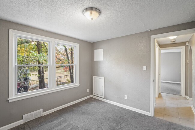 Building Photo - Charming 2 Bedroom Home in KCK! First Month Rent Free!