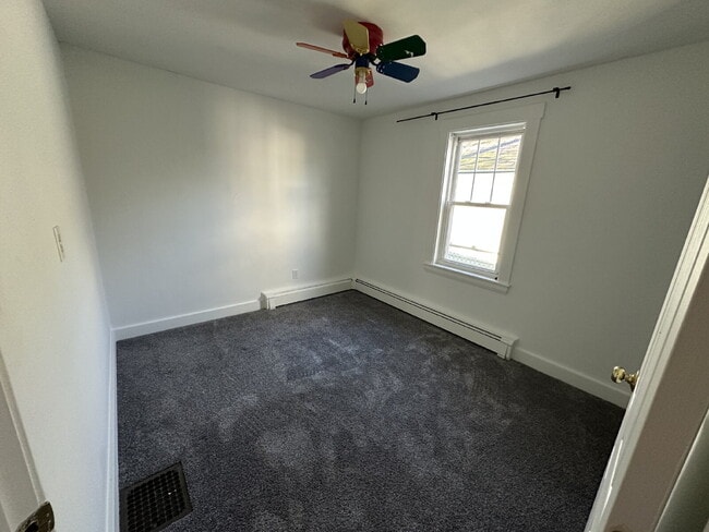 Building Photo - Charming 4-Bed / 1.5-Bath Home in Quiet Springvale Neighborhood