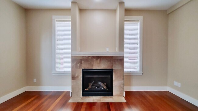 Building Photo - Luxury 3 Bedroom Townhome in Lake Oswego’s...
