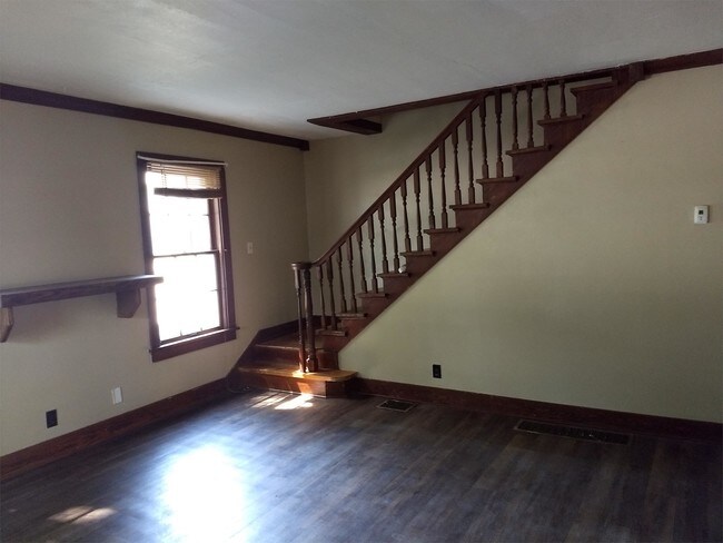 Building Photo - 904 E 17th St