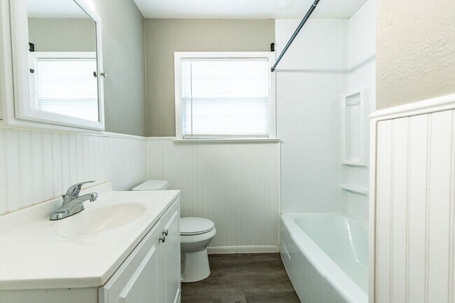 Building Photo - Large 3 bedroom with 2 living areas. Easy ...