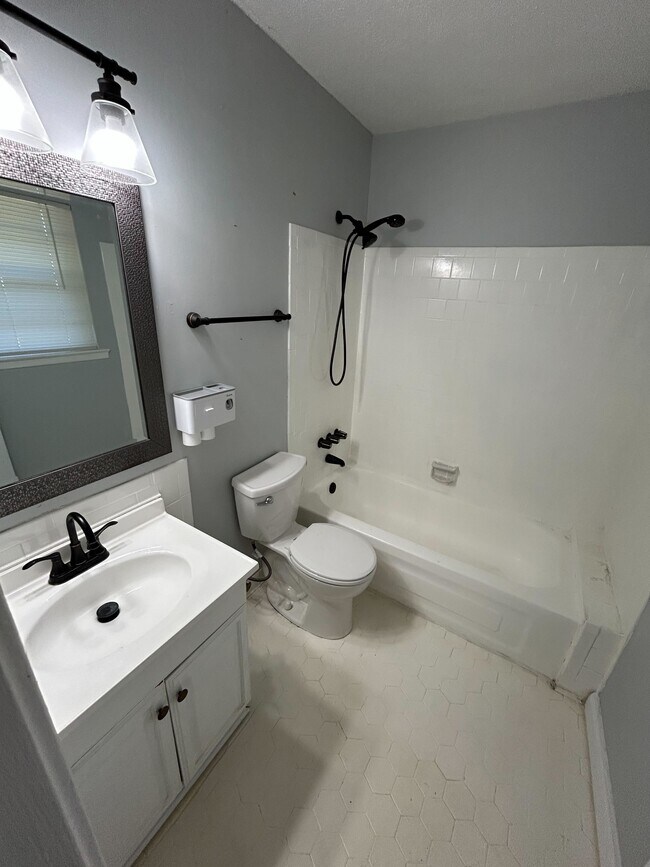 Building Photo - 728 Amity Ln