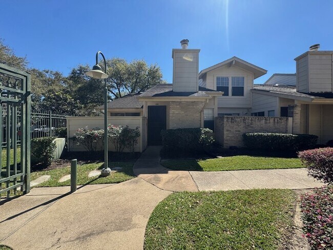 Building Photo - 13002 Leader St