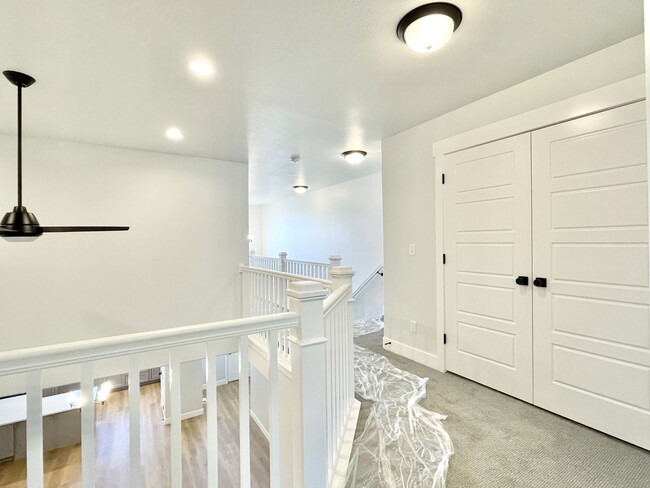 Building Photo - Beautiful Poolside Townhome at Mountain Ri...