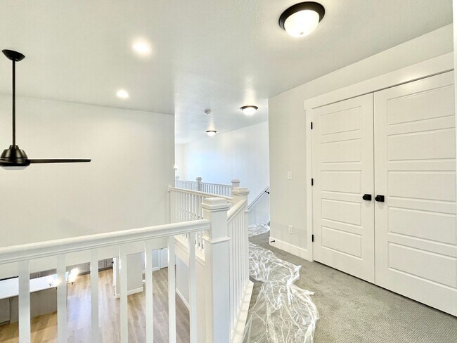 Building Photo - Beautiful Poolside Townhome at Mountain Ridge!
