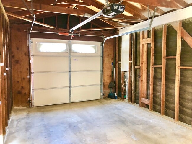 Building Photo - Sweet Single-Story, Completely Detached, in the Picturesque Fallbrook Village HOA Community!
