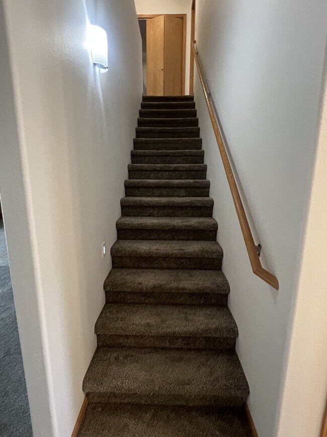 Building Photo - 4281 Estate Dr S