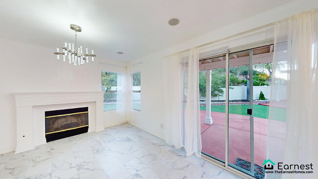 Building Photo - Charming 4-Bed/2.5-Bth Home in Prime Santa...