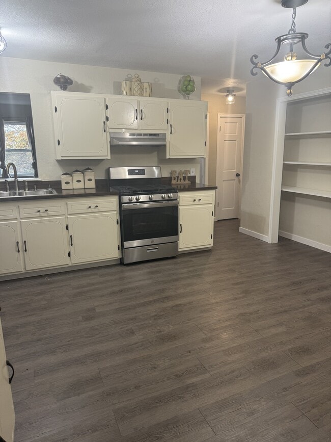 Building Photo - 2404 N Gray St