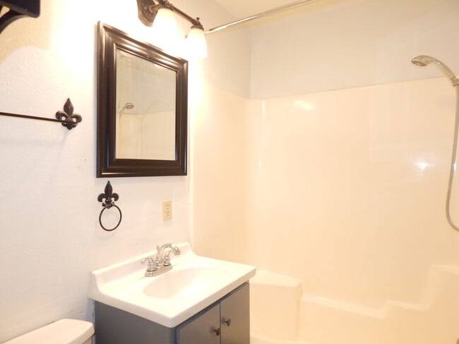 Building Photo - Charming 2 Bedroom, 1-1/2 Bath Duplex in T...