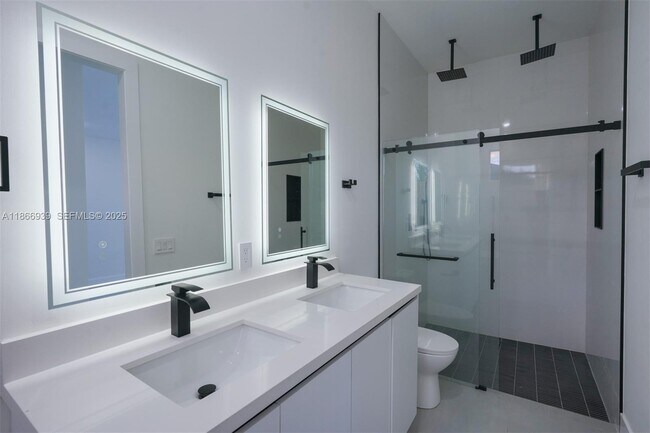 Building Photo - 5 SW 26th Pl