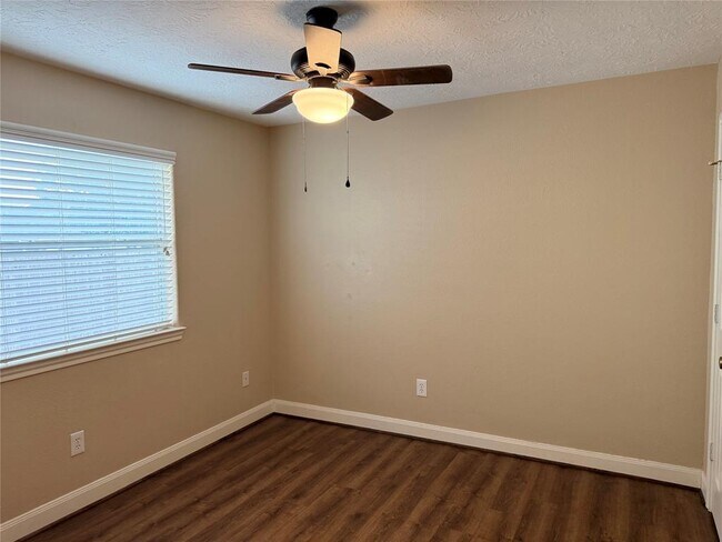 Building Photo - 18421 Sunrise Oaks Ct
