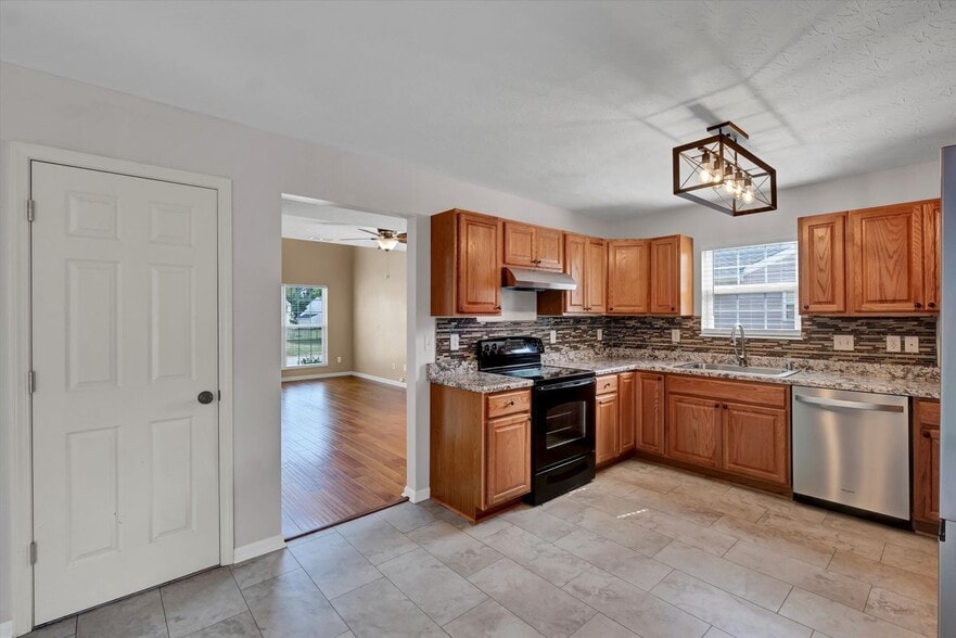 Building Photo - 204 Greenleaf Dr