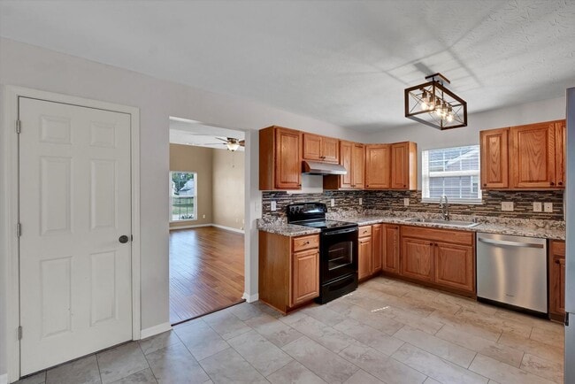 Building Photo - 204 Greenleaf Dr
