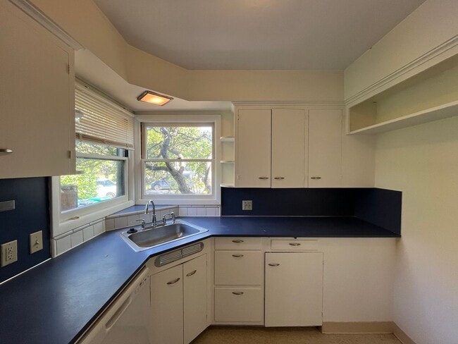 Building Photo - Wonderful 2 Bd 1 Ba home in Woodstock! Covered driveway, Large yard and Shop/Shed !!!