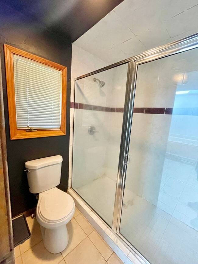 Building Photo - Large 3 bed / 2 bath Available Now!