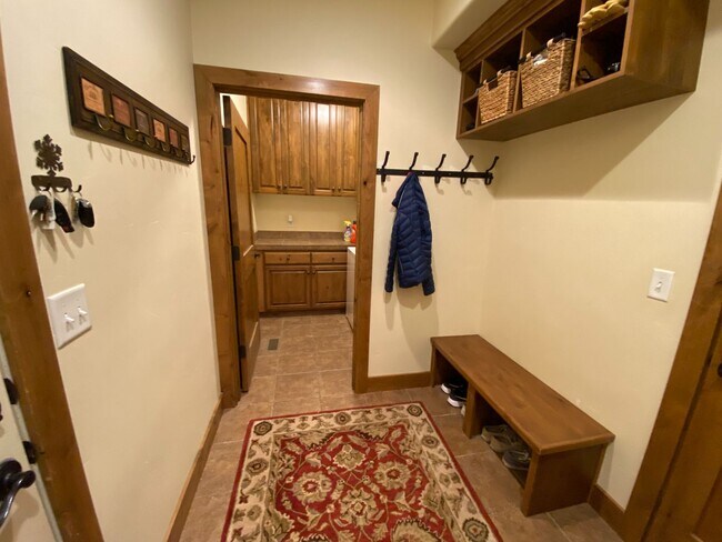 Building Photo - Cedar Ridge Townhome  **Mid-April thru November Rental**