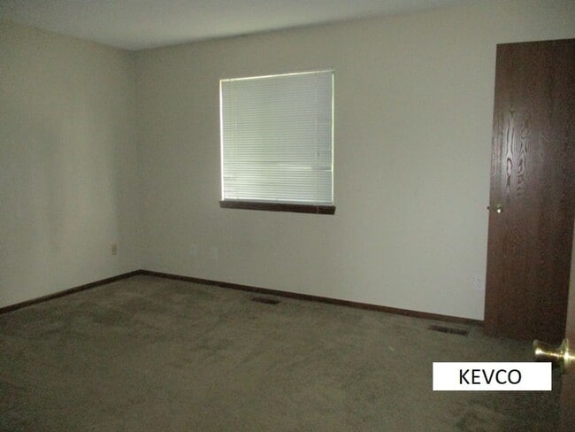 Building Photo - Beautiful Three Bedroom Home!