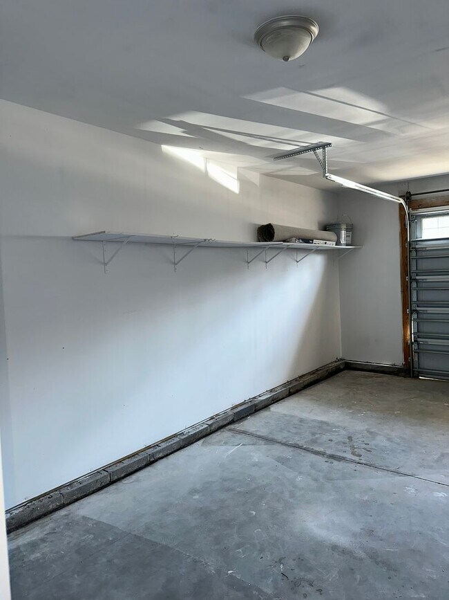 Building Photo - Large family home with fenced back yard in...