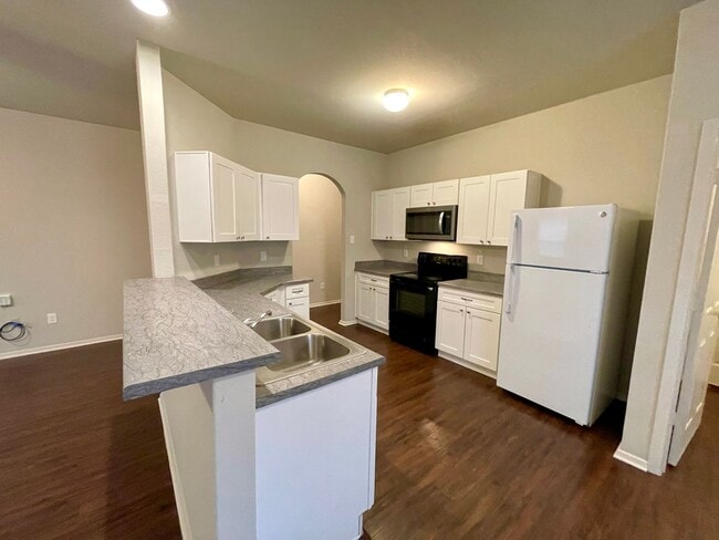 Building Photo - Three bed,  two bath in Valley View available now