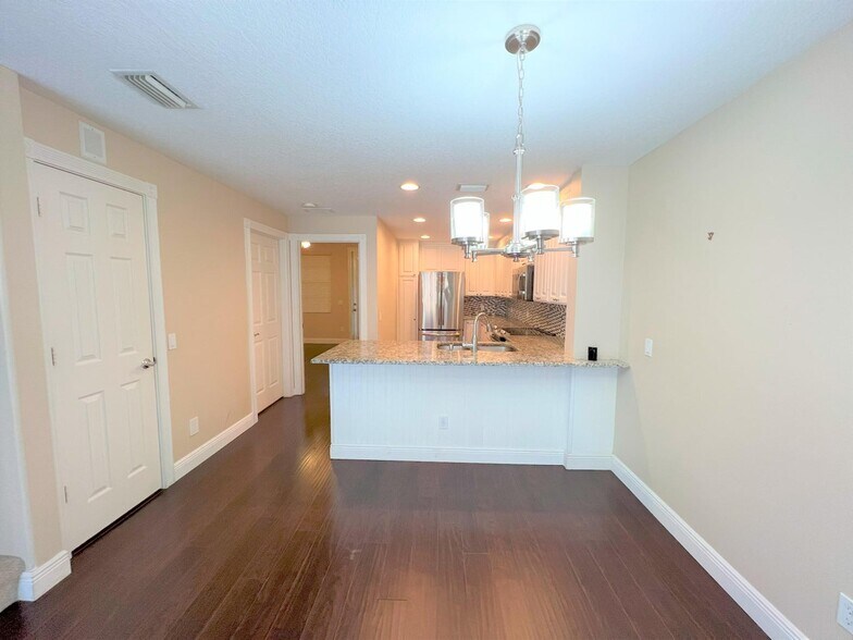 Building Photo - 3368 Greenway Dr