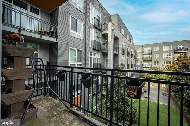 Building Photo - 145 Riverhaven Dr
