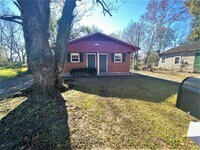 Building Photo - Renovated 1 Bedroom 1 Bath DUPLEX!
