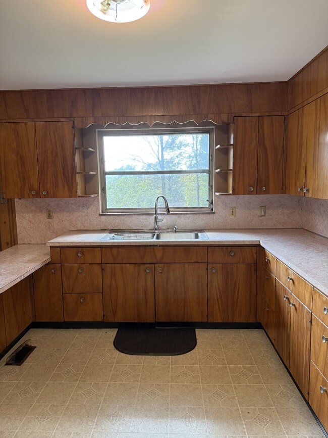 Building Photo - 307 Iroquois Dr